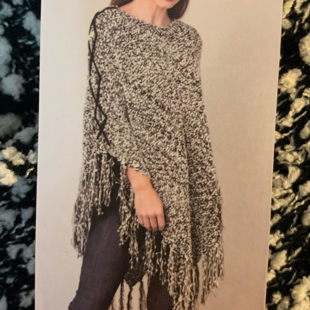 Simply Noelle marled sweater poncho black & white